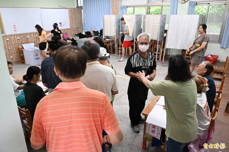 中壢投票所出奧步？ 網控訴3圈票處只用1個 核對慢動作