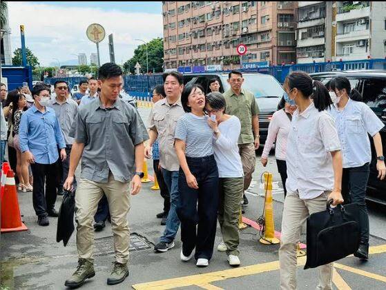 問「妳投完沒」發現不用投 蕭美琴糗扶蘇巧慧肩膀