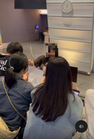 接機超人餵食秀影片曝！ 網笑：陌生人接機餵食秀全球獨家