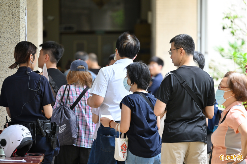 大罷免首批投票726登場，民眾紛紛走出家門投下神聖一票。（記者陳逸寬攝）