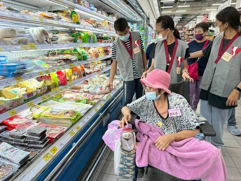 青年志工暖心陪伴 獨居長輩開心出門購物