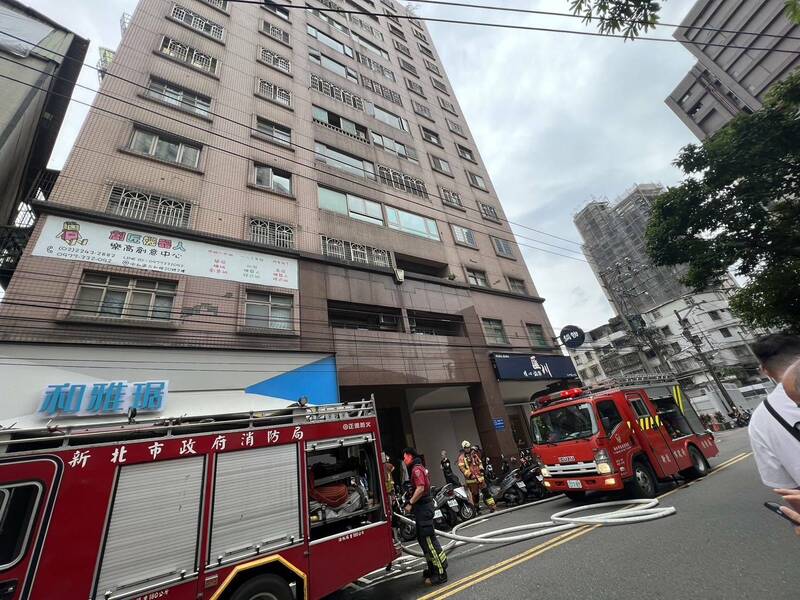 新北市中和區永和路一棟社區大樓發生火警，消防局獲報出動各式救災救護車8輛、消防人員22名到場救援。（記者陸運鋒翻攝）