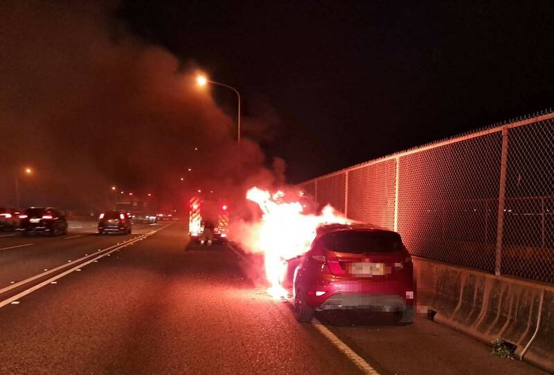 行經國1後壁段「聽到怪聲」 轎車駕駛急停路肩車頭冒火