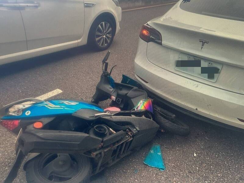 騎機車滑手機 下一秒猛撞特斯拉慘摔
