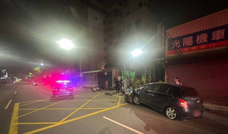高雄深夜酒駕肇事 男開車擊倒6機車