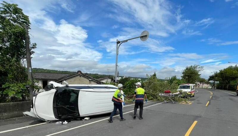 男子上完夜班返家自撞翻車 彰化芬園鄉長路過送上關心