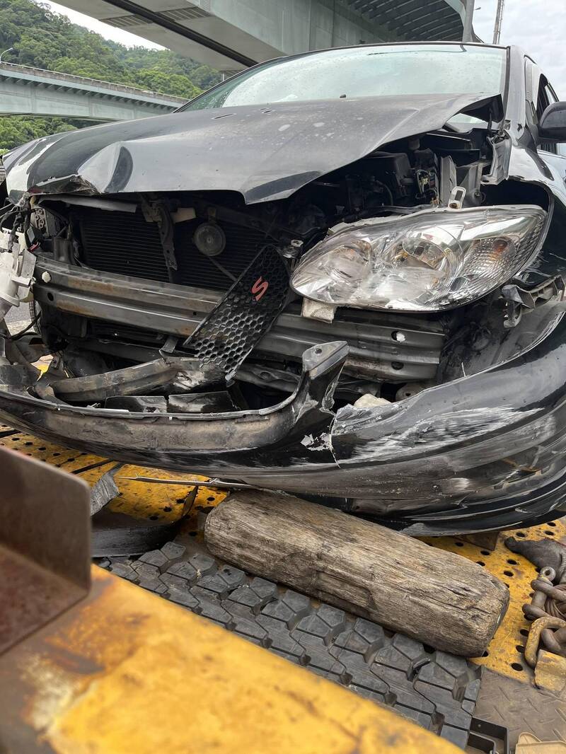 遊覽車國道突「鬼切」……小客車失控飄移撞內側護欄