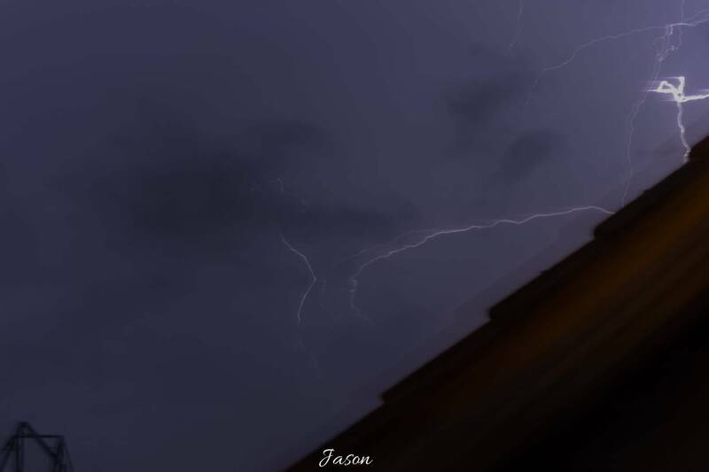 雙颱夾擊加上低壓雷雨帶 澎湖昨晚雷雨交加閃電照亮夜空