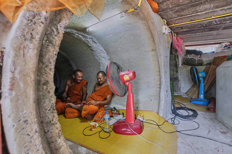 不理戰機和砲彈當頭飛過 泰國僧侶仍堅守家園