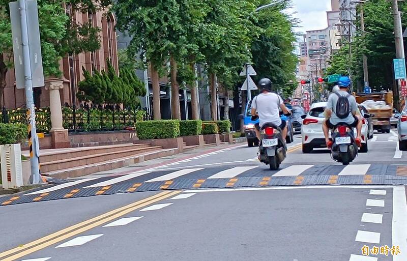 桃園市「減速平台」挨批大路障 騎士雨天摔車濺血