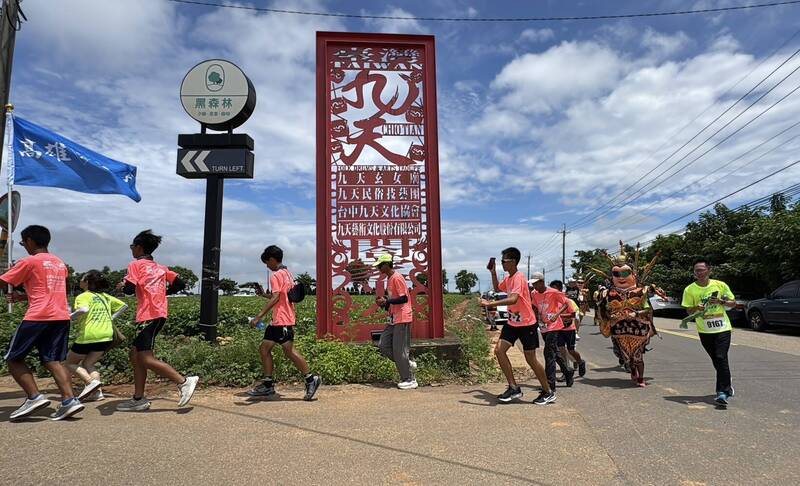 雄中儀隊連4年徒步環島 7人扛三太子28天走完1035公里