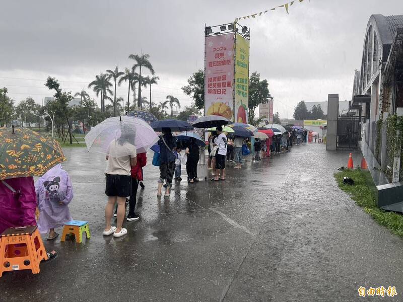 大雨無阻！屏東夏日狂歡祭 民眾大排長龍搶冰宮票