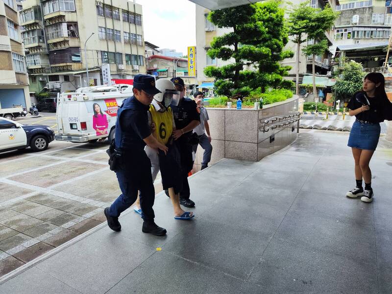 不滿前妻想借錢給友人竟縱火洩憤 保全員胡扯卸責