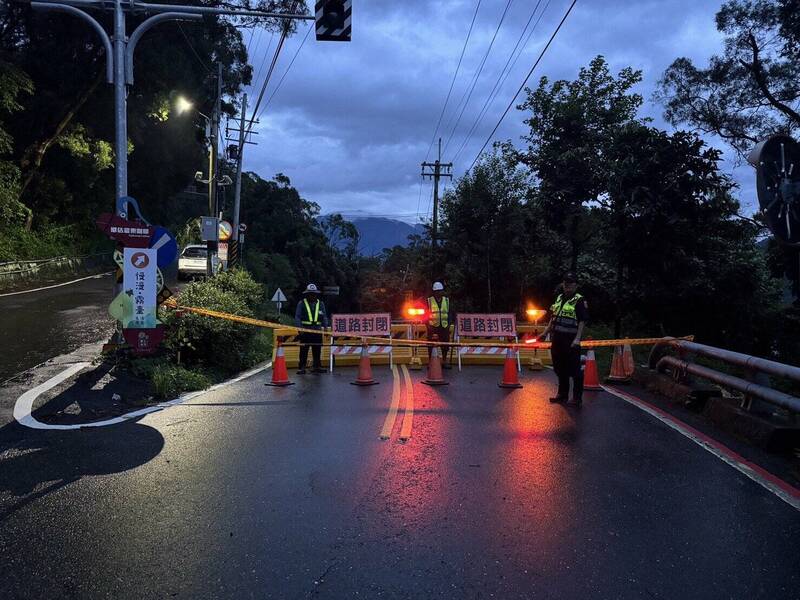 豪雨狂炸阻斷交通 高屏3路段預警封閉、嘉義1路段淹水封閉