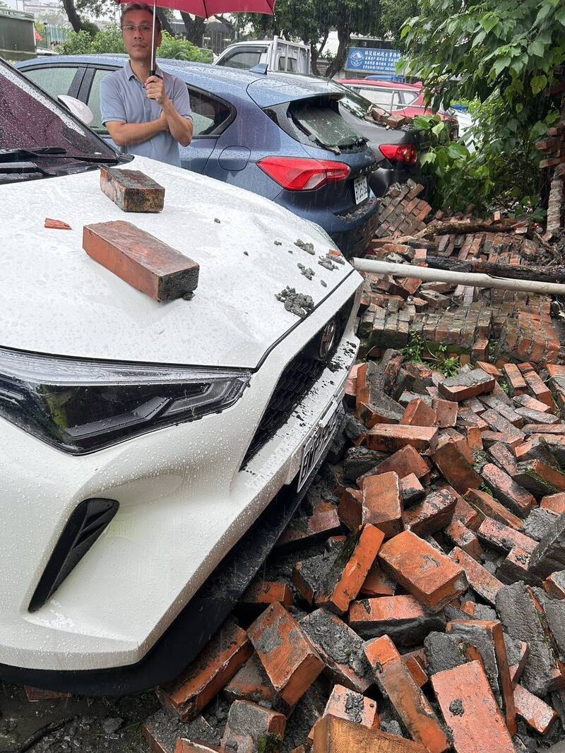 汽車被磚塊擊中。（民眾提供）
