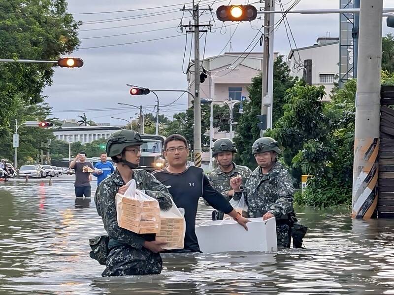 軍民同心 國軍第5作戰區支援嘉義朴子 協助發送災民物資