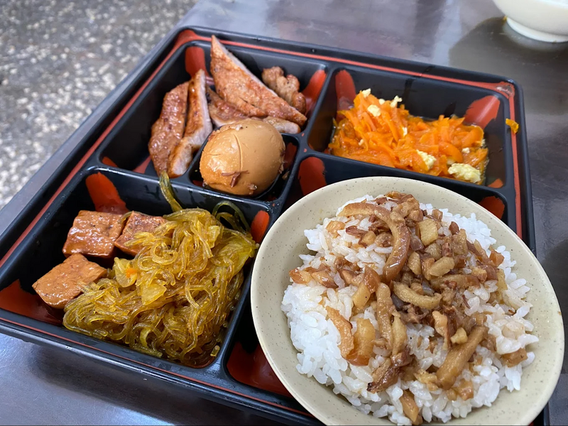 超佛心便當！排骨飯+3配菜「只要50元」 在地人認證：20年沒漲