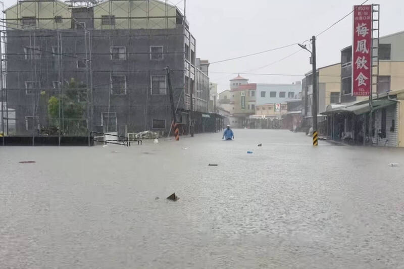 中南部豪雨不斷，台南後壁淹水高度已達成人腰部。（擷取自王宣貿臉書）