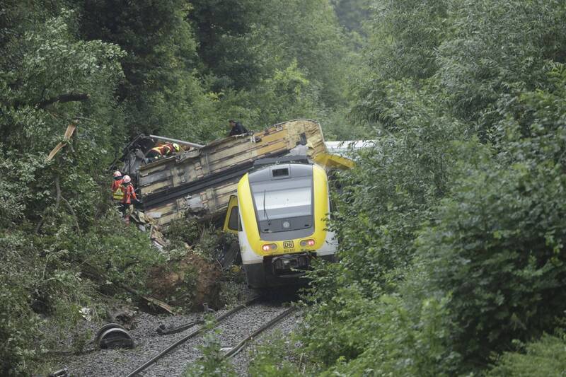 德國鐵路列車不明原因出軌  釀3死多人傷
