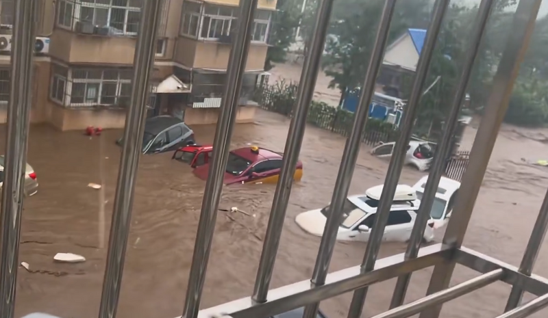 天子腳下成汪洋！連日暴雨釀洪患 北京多車水上飄