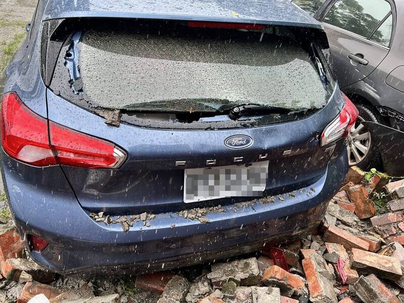 轟！ 屏東市長春街停車場圍牆倒塌 3部汽車被砸中