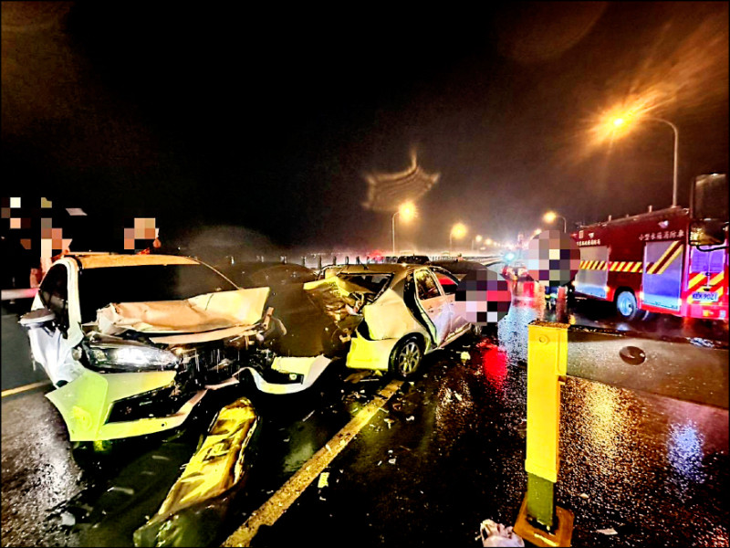 趙女前晚深夜駕休旅車行經國道一號銅鑼路段時，遇大雷雨失
控自撞護欄，造成9車連環追撞。 （民眾提供）