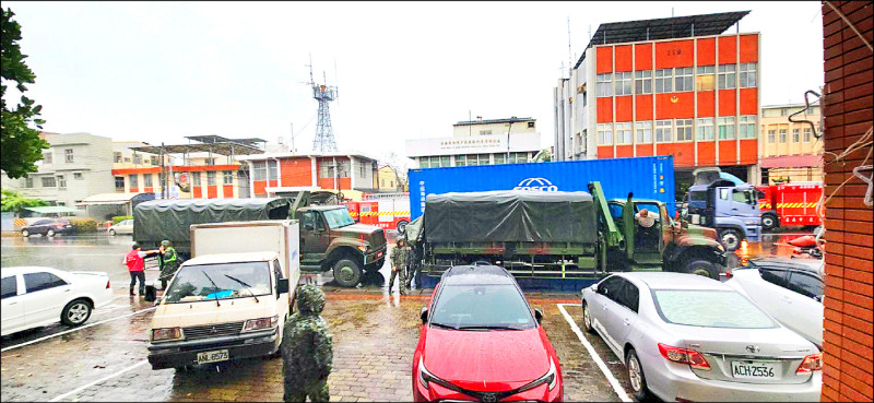 台南多處傳出淹水災情，國軍調度2台軍卡將650份熱食便當，送至各里。（圖：台南市府提供）