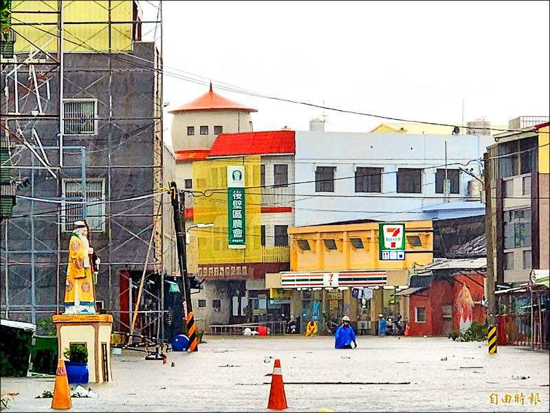 受到低壓帶與西南風影響，昨中南部出現豪雨，台南後壁區菁寮水深及腰，對外交通中斷。（記者王涵平攝）