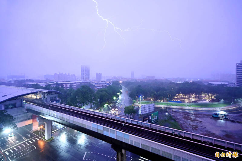 高雄市晚間入夜後雷聲閃電不斷，瞬間閃電劃破天際，氣勢驚人！（記者李惠洲攝）