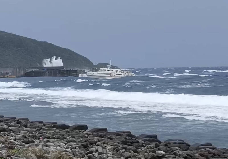 台東往返綠島交通船像「海盜船」 一堆遊客狂吐