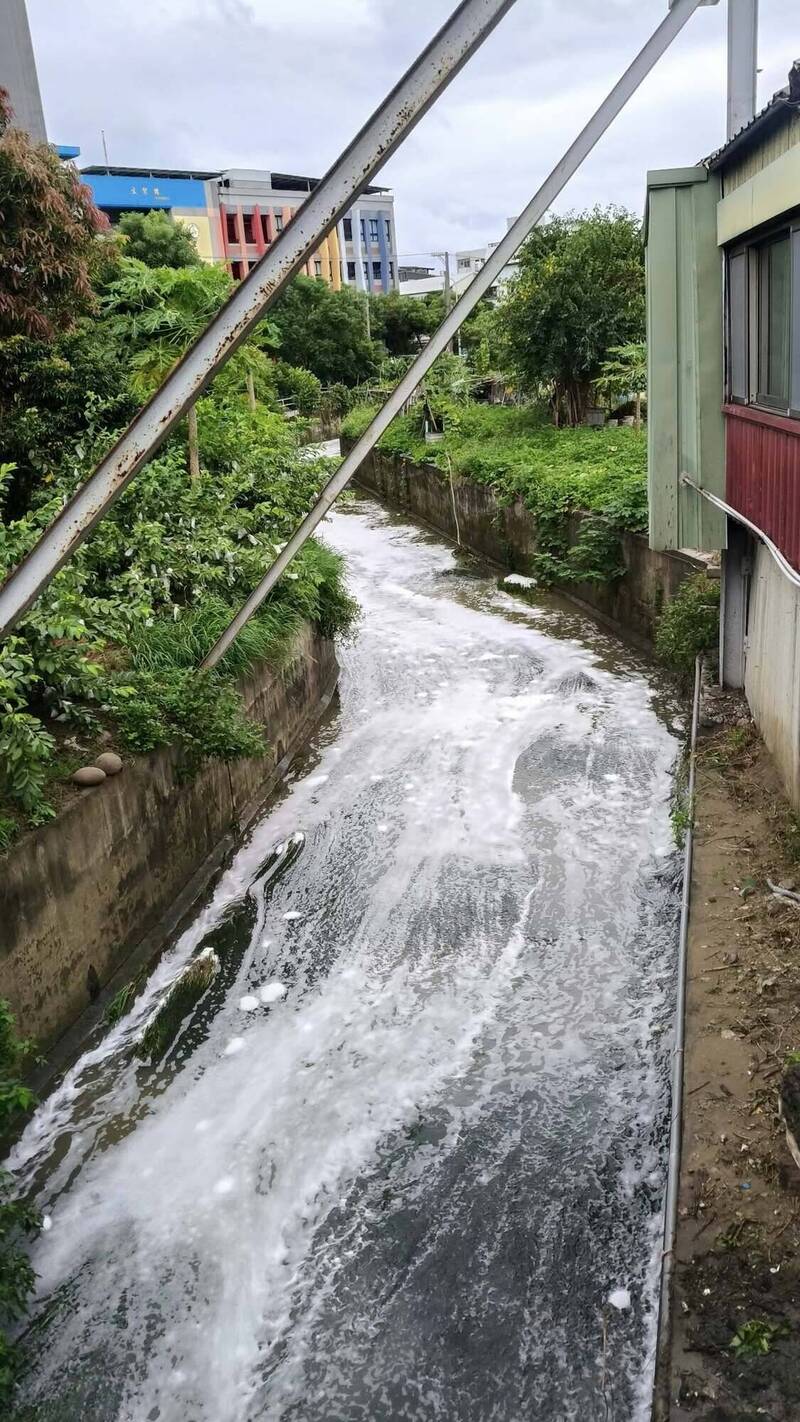 下雨天=排放日？ 頭份現「泡泡溝」網轟無良 環保局稽查
