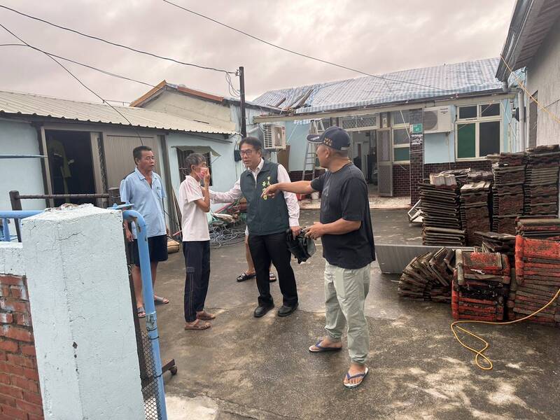 風雨中不孤單 志工熱心暖災區 黃偉哲勘災關懷