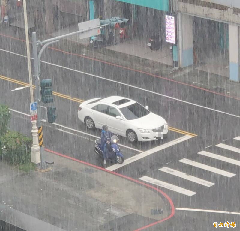 高雄午後雨勢變大。（記者陳文嬋攝）