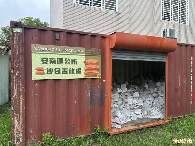 台南雨勢間歇 安南區備妥3萬個沙包、民居擋水閘不敢卸