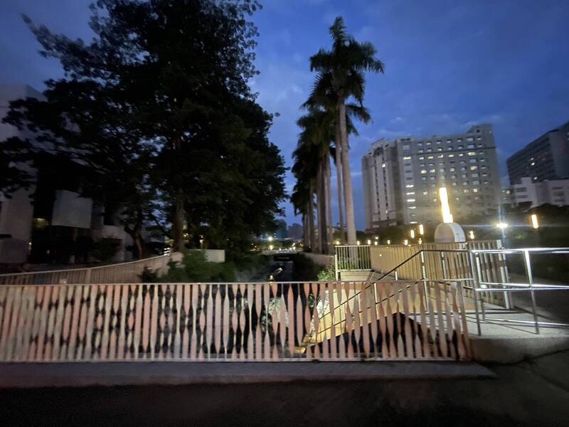 晨運民眾在中山堂旁大排發現垂吊男屍。（民眾提供）