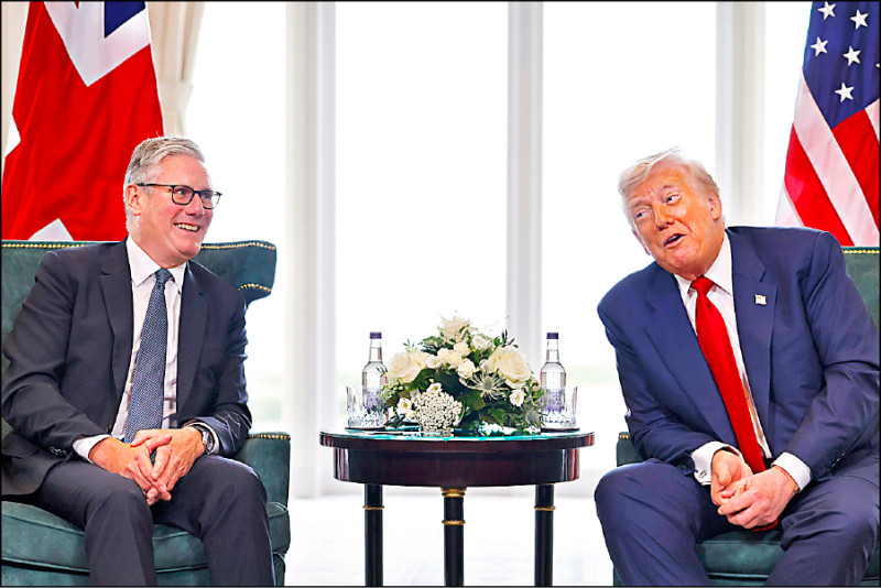 美國總統川普（右）28日在蘇格蘭西南部登拜里（Turnberry）的川普高爾夫球度假村，與英國首相施凱爾（左）進行一對一會談。（彭博）