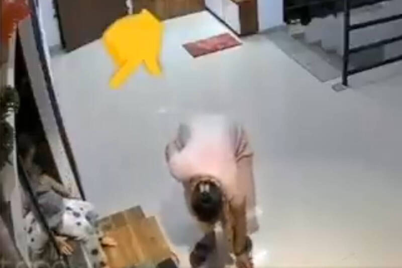 畫面曝！印度4歲女童坐等穿鞋 一失衡從12樓高處墜亡