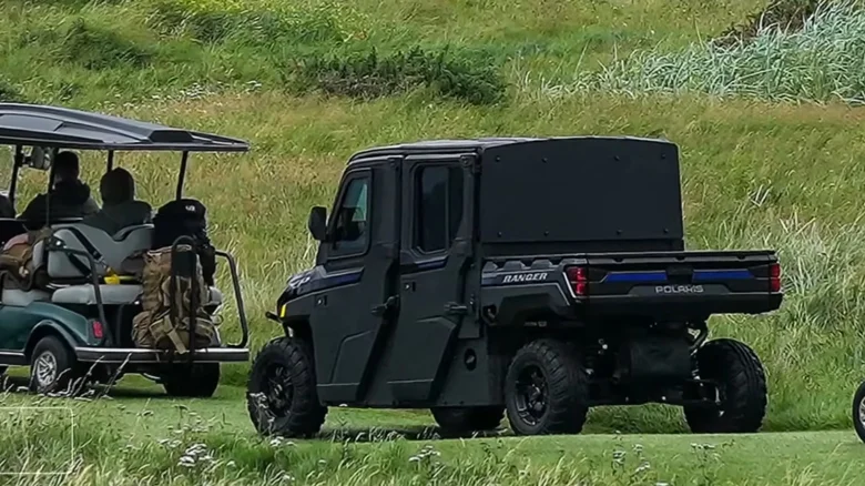 美國特勤局近日推出一款專為保護川普總統在戶外打球設計的裝甲車，並命名為「高爾夫一號」（Golf Force One）。（YouTube影片擷圖）