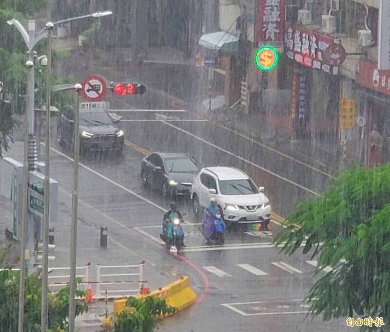 西南氣流及颱風外圍環流影響,高雄市連2天大雷雨狂炸。(記者陳文嬋攝) 西南氣流及颱風外圍環流影響,高雄市連2天大雷雨狂炸。(記者陳文嬋攝)