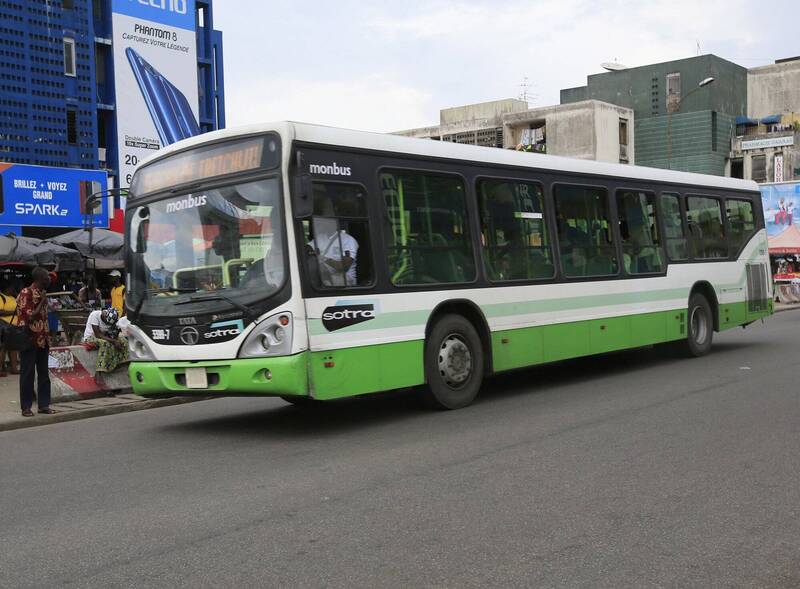 象牙海岸巴士撞砂石車 釀16死51傷慘劇