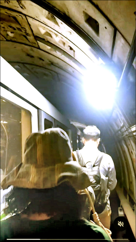 列車故障停隧道，旅客只得下車步行改乘別車。（讀者提供）