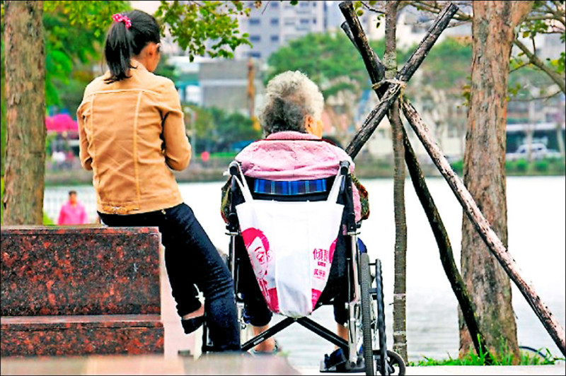 80歲免評可聘看護8/1上路 重症優先
