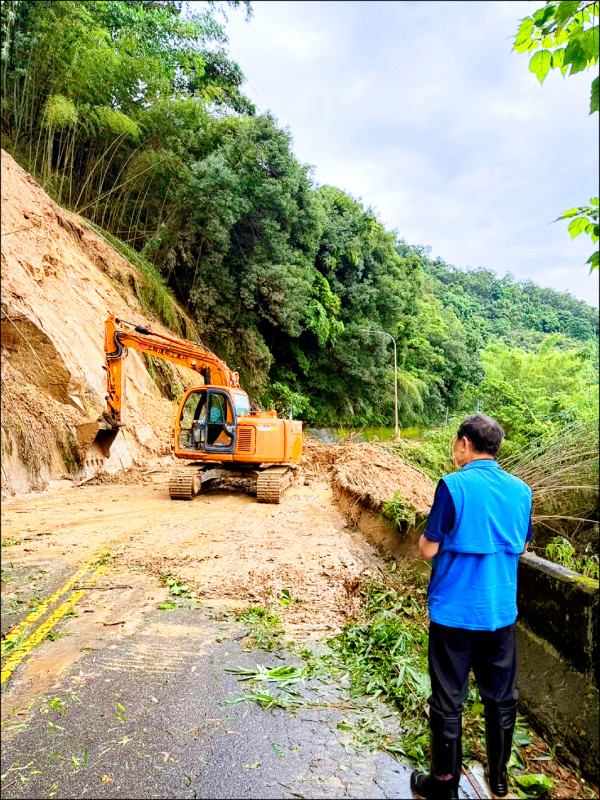 土石滑落 南庄苗21-1線塌陷