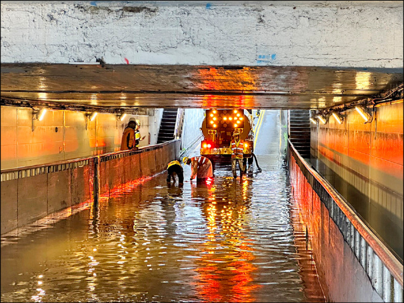 桃市大雨 民族地下道又淹水