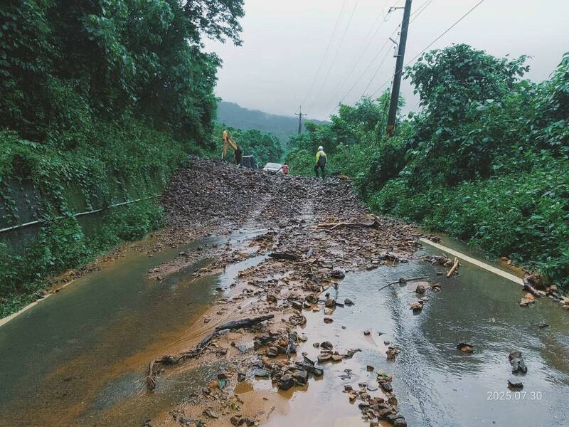 暴雨不停下！ 屏東來義邊坡土石崩落封橋封路