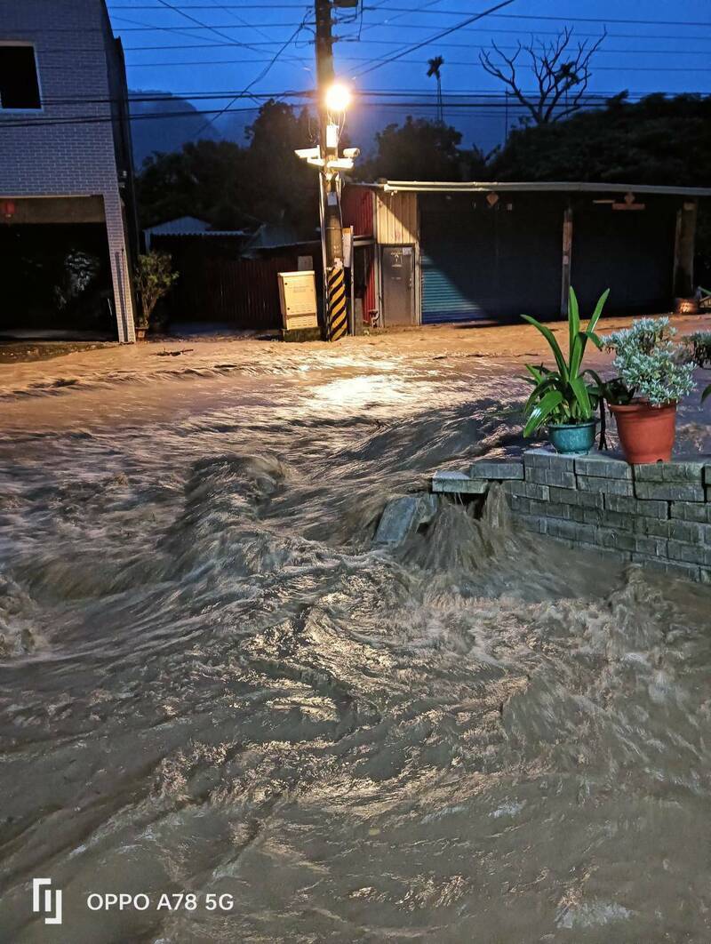 高雄超大豪雨多處土石崩落路斷 六龜新發里台27線形成滾滾泥流