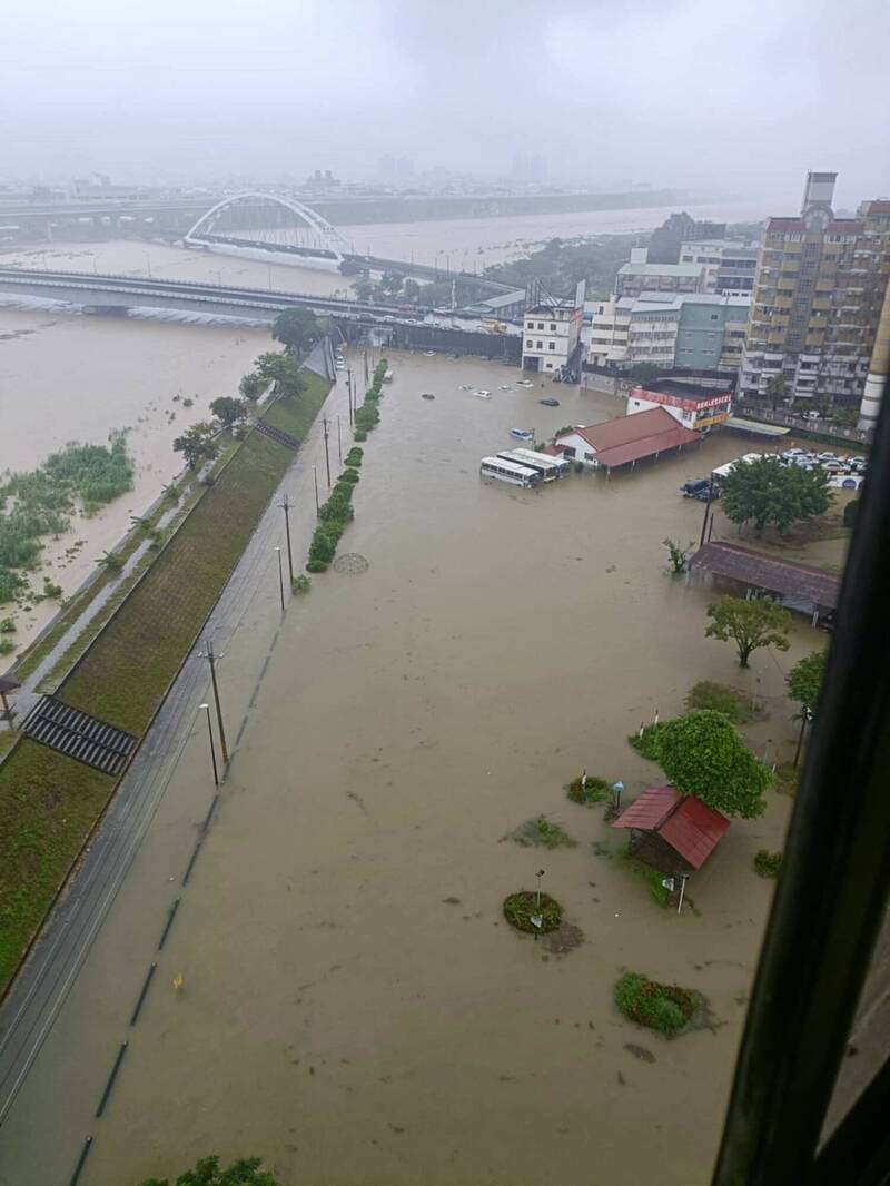 南投市暴雨成災，旅美橋畔大眾駕訓班停車場淹水，不少汽車泡水。（莊清智提供）