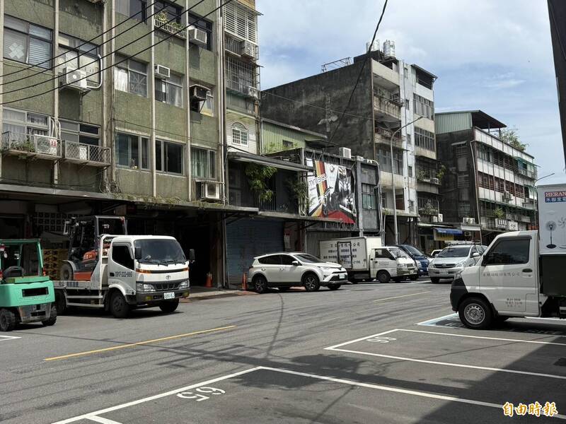 北市南港西新里停車格垂直人行道佔路寬 里長批停管處消極回應