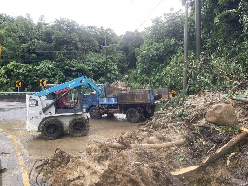 台中暴雨市區冒湧泉 新社、北屯道路土石坍方
