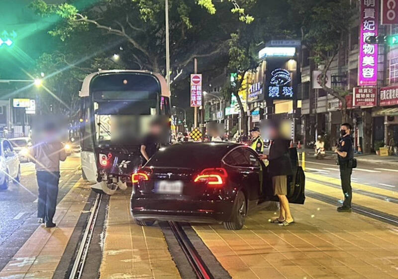 高雄輕軌車頭遭特斯拉女撞凹 乘客改搭接駁車
